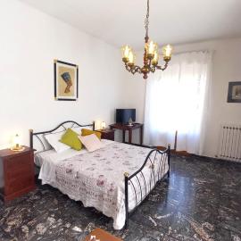 OPERA21 TUSCANY SINGLE HOUSE LUCIGNANO, hotel in Lucignano