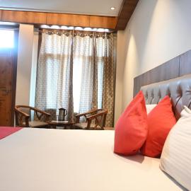 hotel apple blossom 2 minutes walking from Mall road, hotel in Manāli