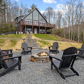 Dream Chaser Chalet, hotel in Topton