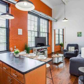 NY Style Centric Loft with King Bed by Park av., Hotel in Rochester