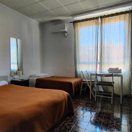 Pensión Benavente AP-7 3min coche Playa 5 min Self check-in 24h – hotel w mieście Moncófar