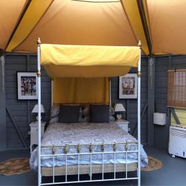The Yurt at Les Forges, hotel i Saint-Sornin-la-Marche