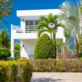 Le Corbusier Style Villa In Green Neighbourhood with Pool, Hotel in Mae Pim