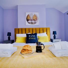 E2M Stays Beautiful House Close To Heathrow Airport- Walking Distance To Thames River, hotel a Egham
