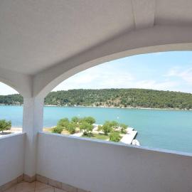 Apartments Zlatko، فندق في Jadrtovac