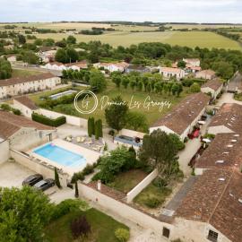 Domaine Les Granges، فندق في سان-جان-دونغلي