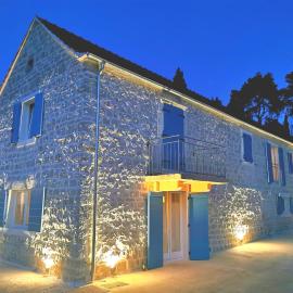 EST Villa DIOCLETIAN on Solta - luxurious villa, beachfront, private pool, outdoor BBQ, large terrace and garden, free parking - Wonderful privacy, Hotel in Rogač