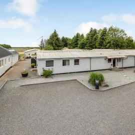 8 Bedroom Cozy Home In Henne, hotell i Henne