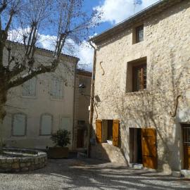 Une maison dans le village, hotel a Ribiers