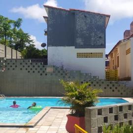 CASA DUPLEX no FORTE a 200m da praia, 80 m2, 3 quartos com ar condicionado, cozinha completa, 2 WC, piscinas, acomoda 12 pessoas, estacionamento, área de lazer, WIFI, portaria 24H, ambiente familiar.