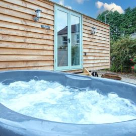 Willow - 1 Bedroom Shepherds Hut - Amroth, hotel in Amroth