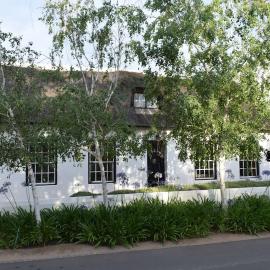 Petite France:luxury thatched 4BRcottage with pool