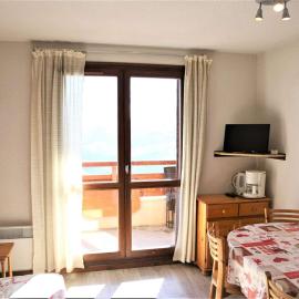 Appartement cosy 2 pièces cabine, 4 pers, à 400m des pistes, parking inclus - FR-1-297-58, hotell i Auris