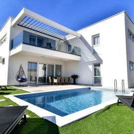 CROWONDER Villa Sunrise with Swimming Pool and Seaview, hotel i Vir