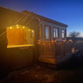Cuddles & Bubbles Cozy Cabin with jacuzzi spa hot tub, hotel in Whitby