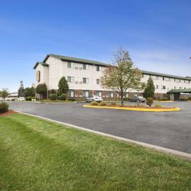 Super 8 by Wyndham Milwaukee Airport, hotel i Milwaukee