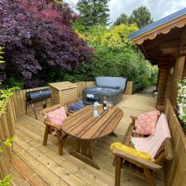 Beautiful 2 Bedroom Log Cabin With Private Hot Tub - Elm, hotel in Leominster