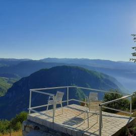 Cerov do, viešbutis mieste Šavnik