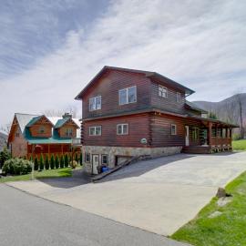 Maggie Valley Cabin w/ Private Hot Tub & Game Room