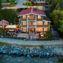 Iconic 3-Story Waterfront 'Marina House' w/ View, hotell i Gibsons