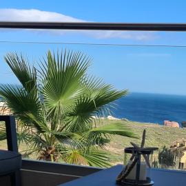 Seaside Serenity - Stylish Apartment with Spectacular Views, hotel in Manilva