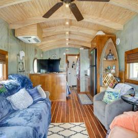 Bay St Louis Houseboat 6 Mi to Old Town & Beach!, hotel in Shoreline Park