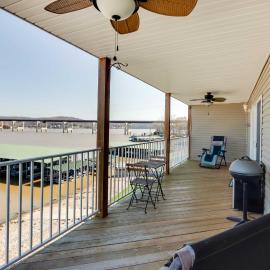 Lakefront Ozark Condo w/ Spacious Balcony!, מלון בקמדנטון