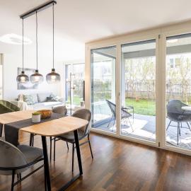 STAYY Green Oasis Premium Apartment - Garden Terrace free parking 20' to Zurich, hotel en Dietikon