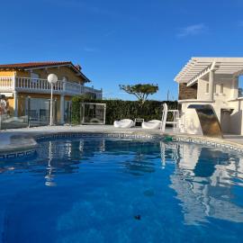 Robayera Family Beach Home, hotel en Miengo