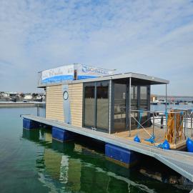 Mobiles Hausboot El'milia mit eigener Ankerboje auf dem See