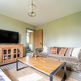 3-Bedroom Cottage with Parking Sleeps 6