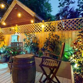 Historic 2BR with Private Patio - King bed - Fast WiFi near Downtown
