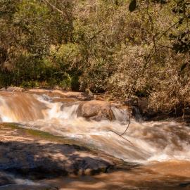 Casa em Bueno Brandão(MG) com Cachoeira Particular