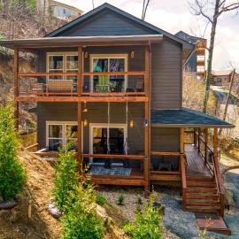 Mins to Gburg Sleeps 8 Hot Tub Arcade Area Pool، فندق في غاتلينبرغ