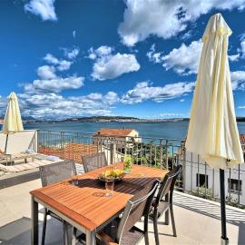 Domenico - 50 m from the sea, hotel in Seget Donji