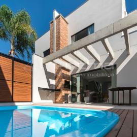 Lindo duplex geminado na Praia de Mariscal.
