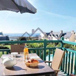 LocaLise au Guilvinec - A28 - Belle vue sur la mer, la piscine et le jardin - - Tout à pied, plages, port, centre, commerces, marché - Wifi inclus - Linge de lit inclus、ル・ギルヴィネックのホテル