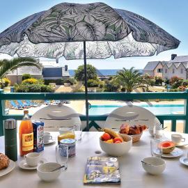 LocaLise au Guilvinec - A16 - Vue sur la mer, la piscine et le jardin - Tout à pied, plages, port, centre, commerces, marché - Wifi inclus - Animaux bienvenus - Linge de lit inclus、ル・ギルヴィネックのホテル