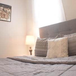2 BR - Off Street Parking - Amazing View Nearby, hotel in Pittsburgh