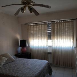 Departamento al frente- Habitación con living, hotel in Tandil