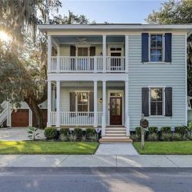 The Bluffton Village Home - 5 BR in Old Town w Carriage Home, хотел в Блъфтън