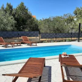 Apartment Isla with heated pool,center, near the beach, hotel em Preko