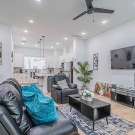 Cozy Duplex Mins to DT/ MCTR, free wi-fi/ Parking, Hotel in Houston