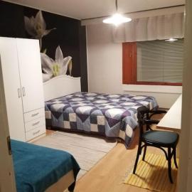 Tilava kahden makuuhuoneen asunto pihalla, hotel a Kauhajoki