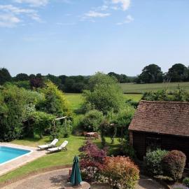Countryside cottage with pool、High Haldenのホテル