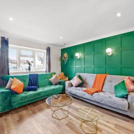 Designer House in Bristol - Hot Tub - Sleeps 10، فندق في بريستول