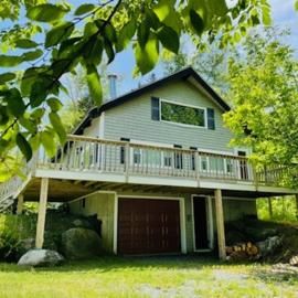 Chalet with a Private Beach in Acadia National Park、バー・ハーバーのホテル