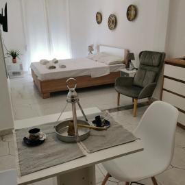 Vicky's Apartment (5m from sea)، فندق في كوكاري