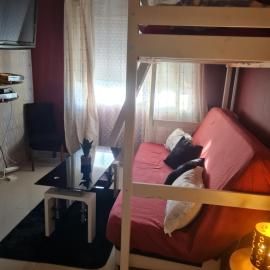 Appartement cosy à 5mn à pied de la gare de melun., hotel em Melun