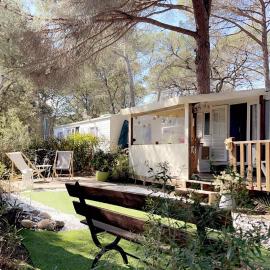 Camping Oasis village, hotel in Puget-sur-Argens